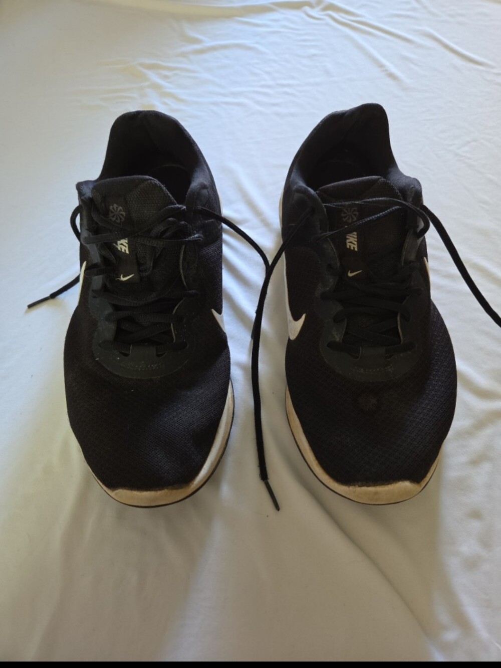 Nike mens size 10.5 black white athletic shoes #B7